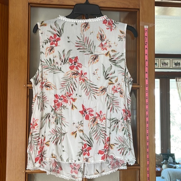 Sleeveless top with an island vibe! - Picture 2 of 6